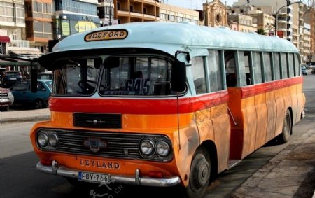 马耳他瓦莱塔街上的公交车图片