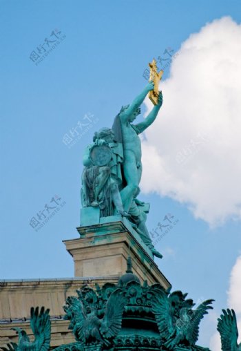 巴黎巴黎歌剧院屋顶的阿波罗雕塑图片