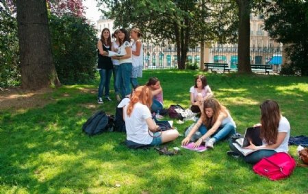 法国第戎达西公园里的女学生图片