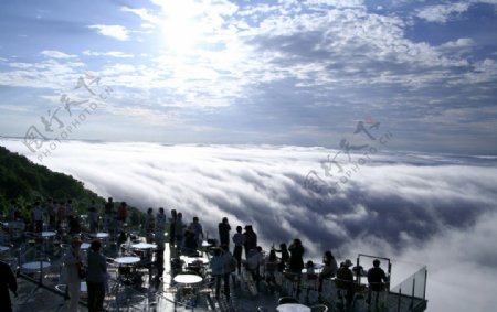 云层咖啡馆图片