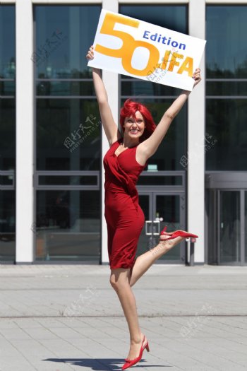 IFA小姐手举第50届IFA柏林国际消费电子大展的标志牌图片