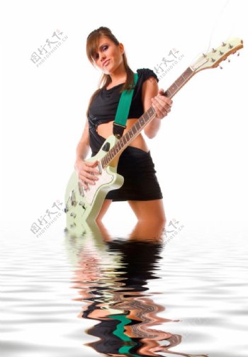 在池中弹吉他的美女图片