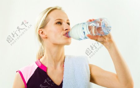 喝水的美女高清图片