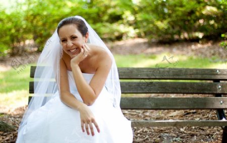 坐在板凳上微笑的新娘图片