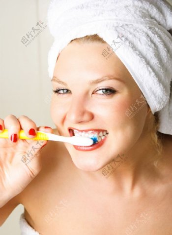 美女刷牙图片