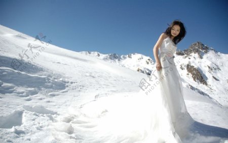 在雪山穿白色婚纱的女人图片
