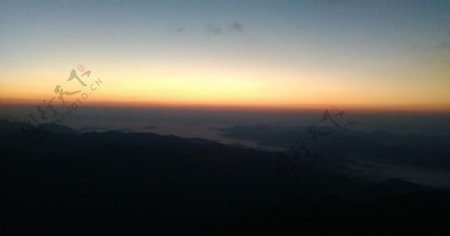山顶上的夕阳图片