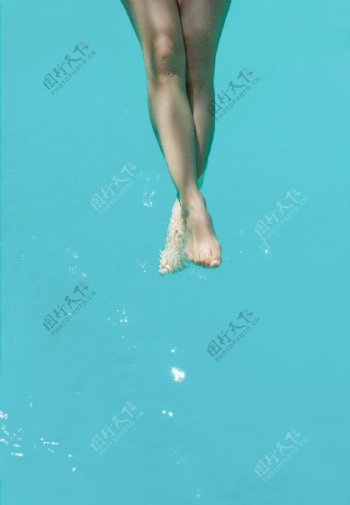 美女水中双腿图片