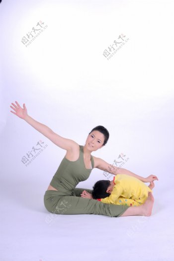 亲子瑜伽图片
