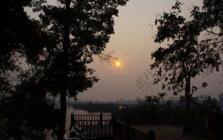 柬埔寨吴哥窟的日出图片