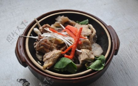蘑菇鸡块砂锅图片