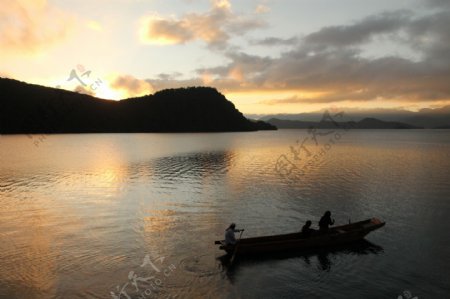 泸沽湖黄昏图片