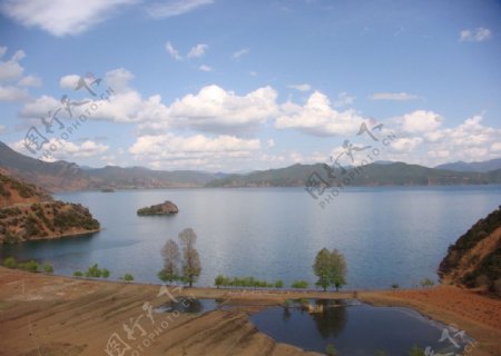 蓝天湖水图片