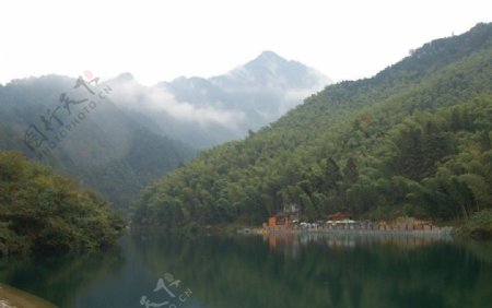 静谧山水间图片