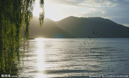 早晨的泸沽湖图片