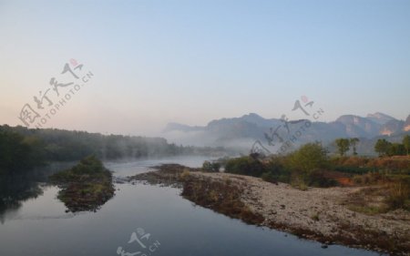 武夷山河水朦朦胧胧图片