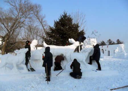 雪雕工作者图片