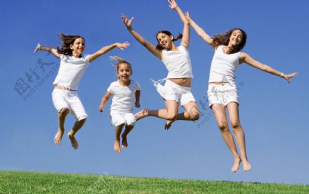 草地上快乐跳跃的妈妈和孩子们图片