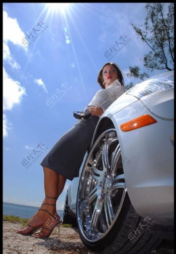车车轮女性高跟鞋树木天空图片