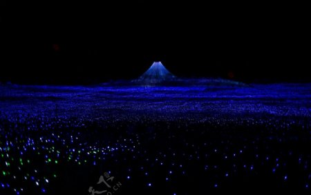 日本东京迪士尼乐园夜景光影富士山图片