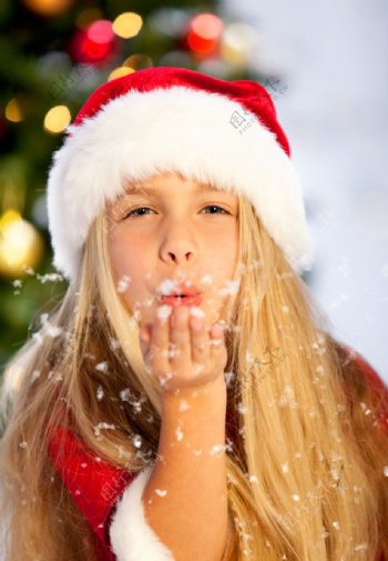 吹雪花的圣诞漂亮小女孩图片