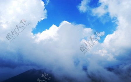黄山之山顶的腾云图片