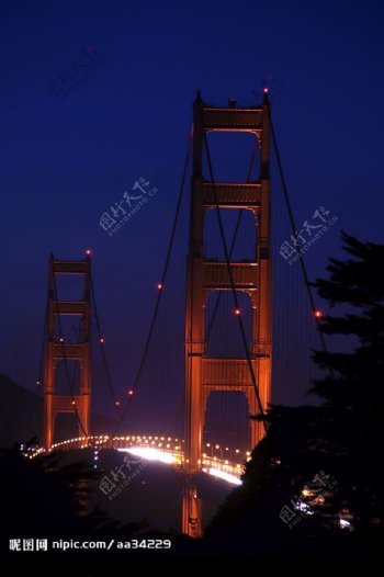黎明时的金门大桥图片