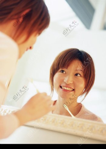 美女对着镜子刷牙图片