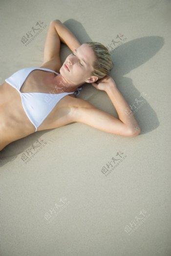 海边休闲女性图片