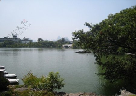 湖畔一角图片