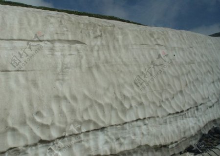 夏日长白山山顶路旁的积雪墙图片
