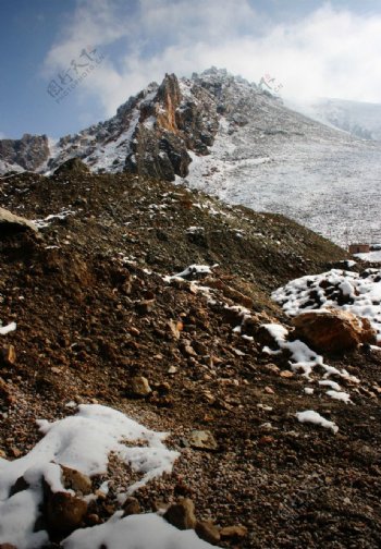 雪山仰拍图片