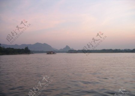桂河黄昏图片