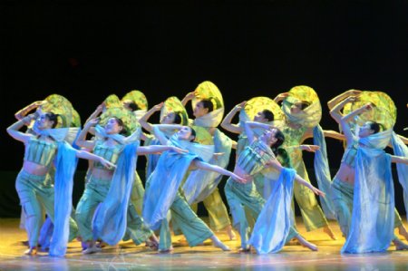 舞蹈女人蓝色群舞图片