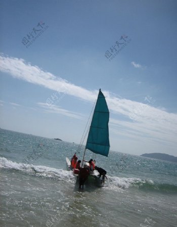 海边帆船2人图片
