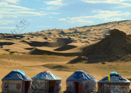 沙漠中的蒙古包图片