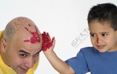 给爸爸头上抹水粉的孩子图片