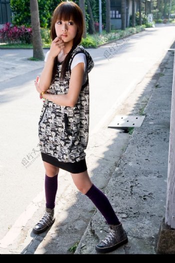 台湾网络超人气美女果子MM黑白连衫裙图片