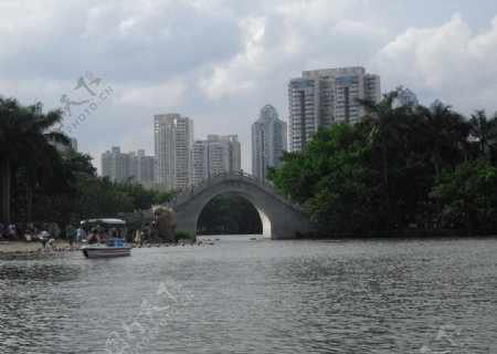 公园湖边拱桥图片
