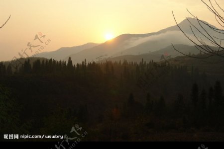 日落麓樷山图片