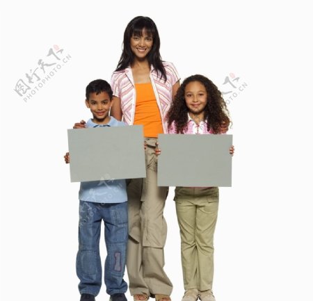 拿着空白广告牌的妈妈和孩子们图片