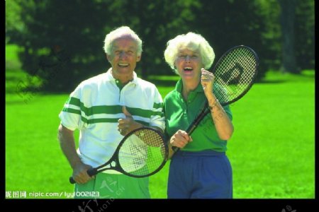 老人网球一家人图片
