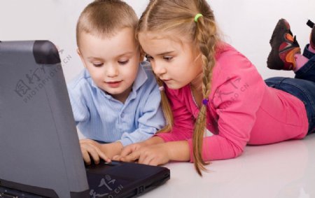 玩电脑的两个可爱孩子图片