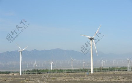 新疆戈壁滩风车图片