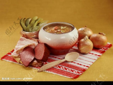 洋葱牛肉汤餐桌图片