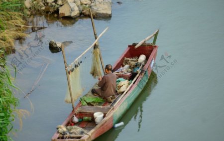 织网渔船图片