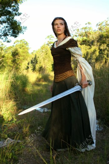 拿剑的女人图片