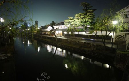 日本冈山河边夜景图片