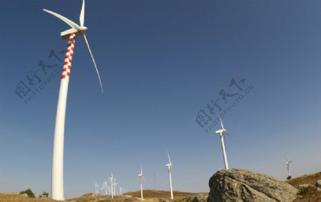 风力发电风车特写图片