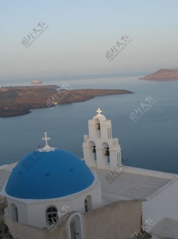 晨光中的希腊圣托里尼蓝顶教堂图片